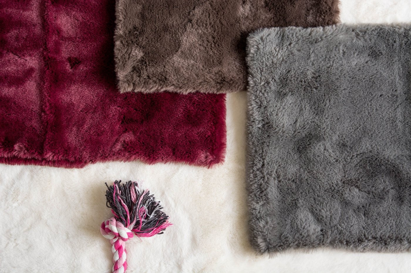 CAGE LINER FAUX FUR CRANBERRY/WHITE LG
